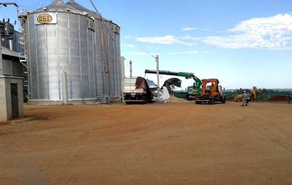 Silo de grãos desaba e
uma pessoa morre em Vitória das Missões - foto 3