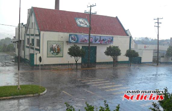 Chuva ameniza o forte calor em Três de Maio - foto 3