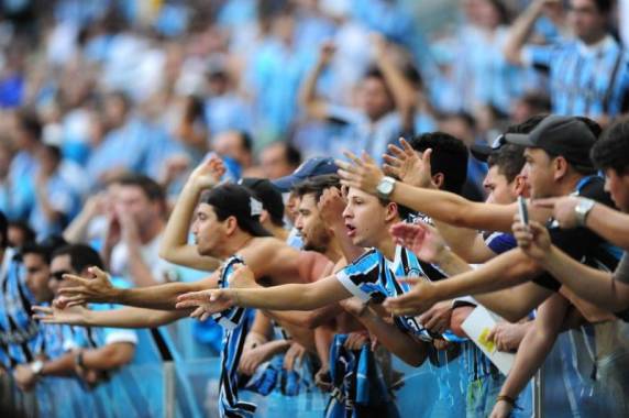 Com gols de Fabrício e Barcos, 

Grêmio e Inter empatam em 1 a 1 na Arena - foto 3