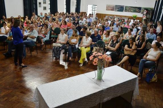 Direção, professores e colaboradores assistiram palestra com o neurocientista e professor Fernando Louzada, da UFPR
