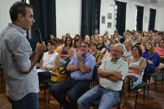 Direção, professores e colaboradores assistiram palestra com o neurocientista e professor Fernando Louzada, da UFPR