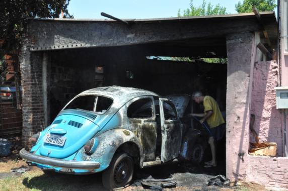 Carro pega fogo e destrói parcialmente oficina em Ijuí - foto 3