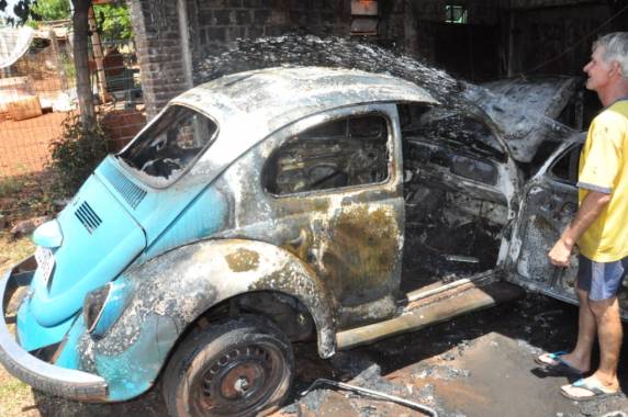 Carro pega fogo e destrói parcialmente oficina em Ijuí - foto 2