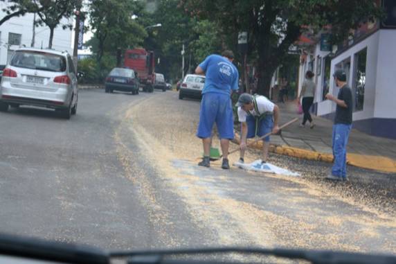 Caminhão derruba parte da carga no centro de Santa Rosa - foto 3