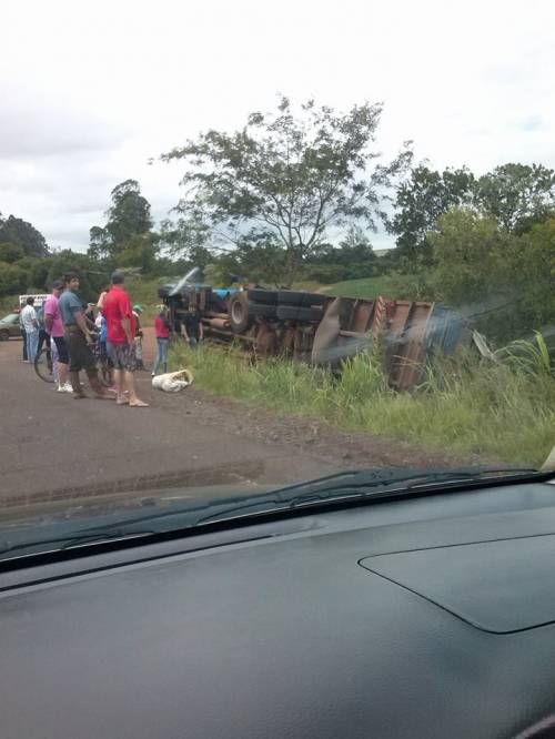 Caminhão com placas de Crissiumal saiu da pista em Humaitá na ERS 207 - foto 3