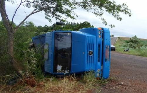 Caminhão com placas de Crissiumal saiu da pista em Humaitá na ERS 207 - foto 2