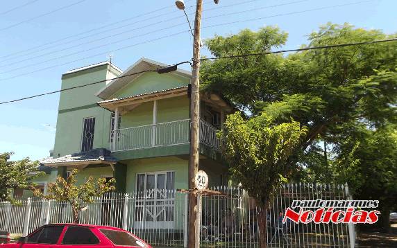 Família convive a três dias com poste da rede elétrica que já esteve inclinado sobre a casa - foto 2