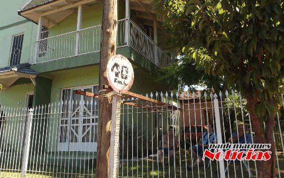 Família convive a três dias com poste da rede elétrica que já esteve inclinado sobre a casa - foto 3