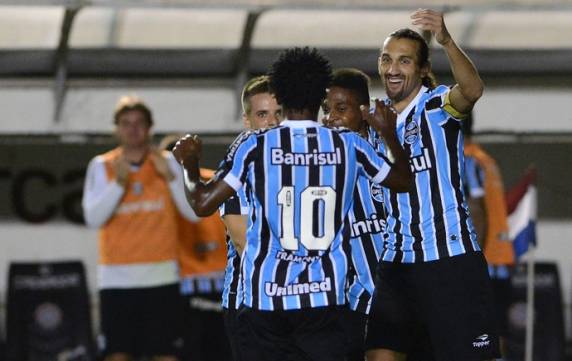 Em jogo cheio de gols e erros, 

time de Enderson aproveita e vence por 3 a 2