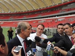 Em visita inaugural, presidente
Dilma dá pontapé simbólico no Beira-Rio - foto 3