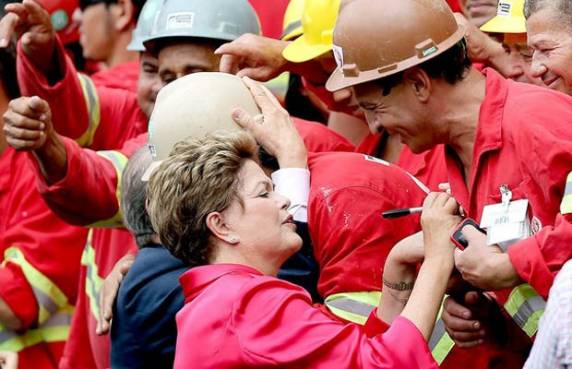 Em visita inaugural, presidente
Dilma dá pontapé simbólico no Beira-Rio - foto 2
