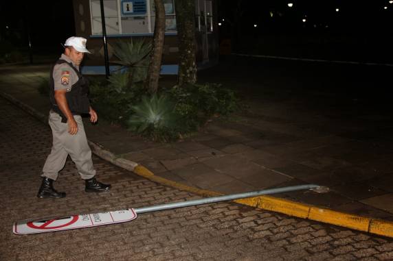 Uma jovem foi presa e dois menores apreendidos por atos de
vandalismo em Santiago - foto 3