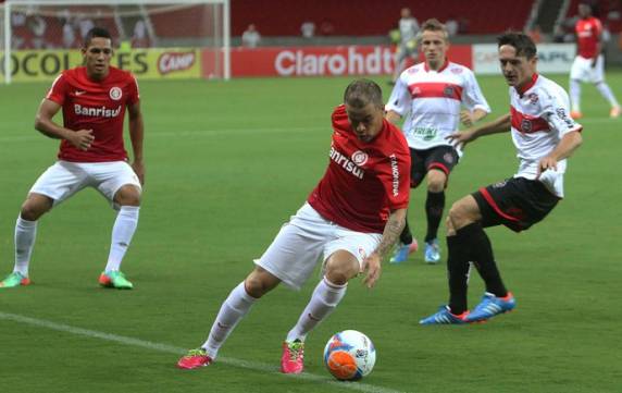 Time de Abel Braga joga pouco, mas consegue marcar aos 38 minutos do 2º tempo
Confronto da 11ª rodada marca segundo evento-teste do estádio da Copa 

2014