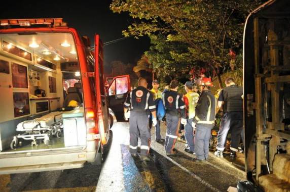Ônibus e caminhão 

se envolvem em acidente e pelo menos três morrem - foto 2