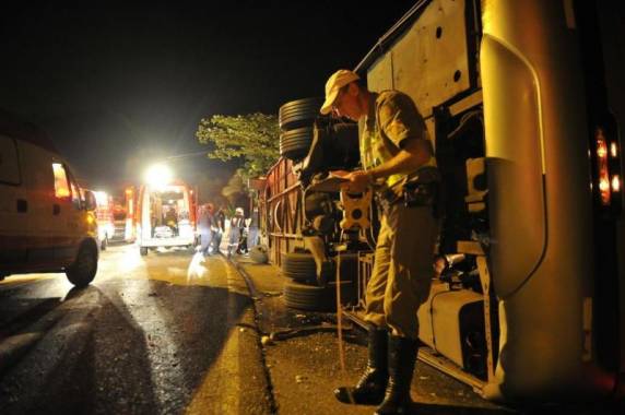 Ônibus e caminhão 

se envolvem em acidente e pelo menos três morrem - foto 3