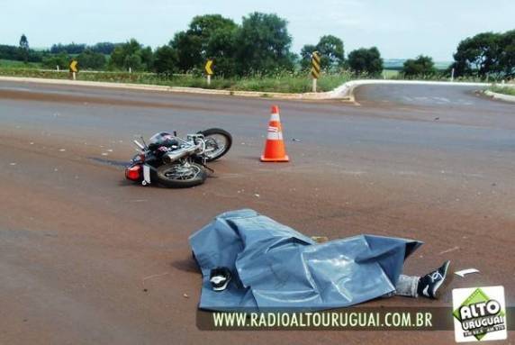 Um jovem de 27 anos, piloto da moto, morreu no local do acidente