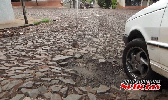 Rua do centro de Três de Maio apresenta sério problema, e motoristas pedem providências - foto 2
