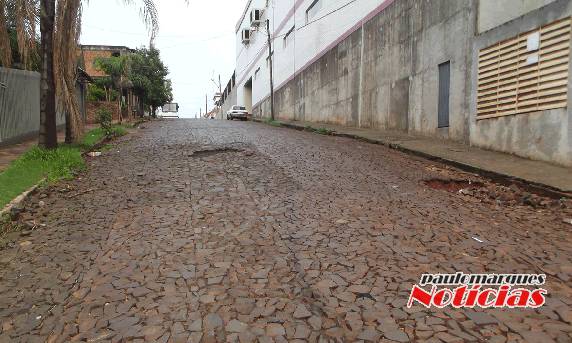 Um motorista desabafa: “Para concertar estes buracos não é preciso esperar por verba do Governo Federal”