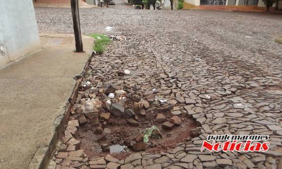 Rua do centro de Três de Maio apresenta sério problema, e motoristas pedem providências - foto 3