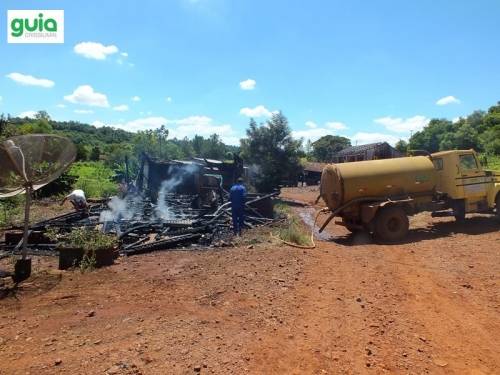 Residência de família foi destruída pelo fogo em Bela Vista, no interior de Crissiumal - foto 2