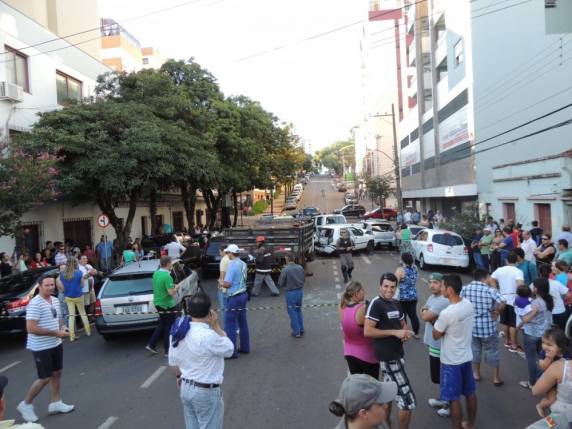 Caminhão desgovernado se choca com 9 veículos no centro de Passo Fundo - foto 2