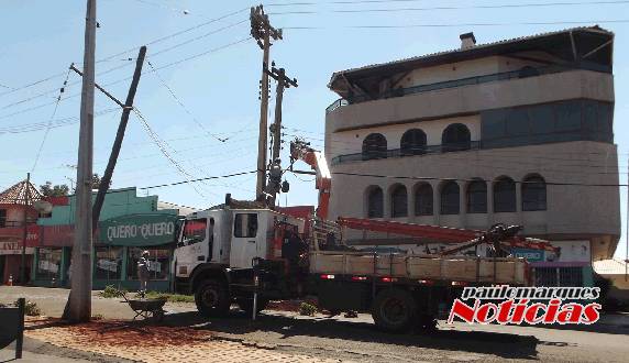 Motorista perde o controle de direção e bate com Fusca em poste da rede elétrica - foto 2