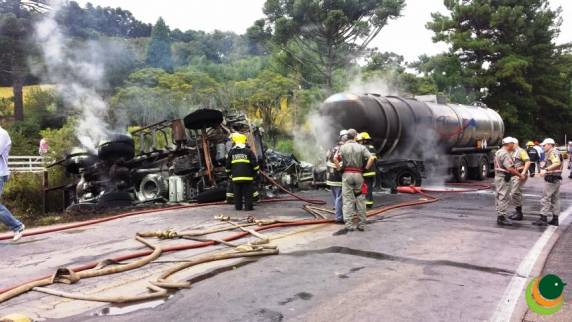 Motorista morre carbonizado em colisão frontal na ERS-324 - foto 2