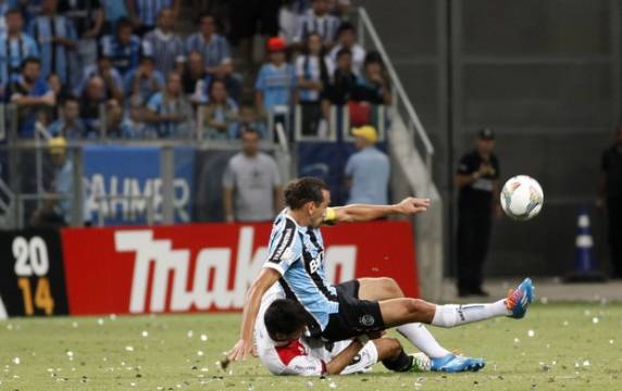 Time 

cria muitas chances de gol no segundo tempo, mas as desperdiça e não tira zero do placar em noite de casa cheia no novo estádio tricolor