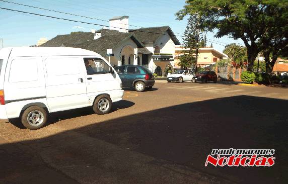 Motoristas confundem delimitador de espaços com rótula - foto 3