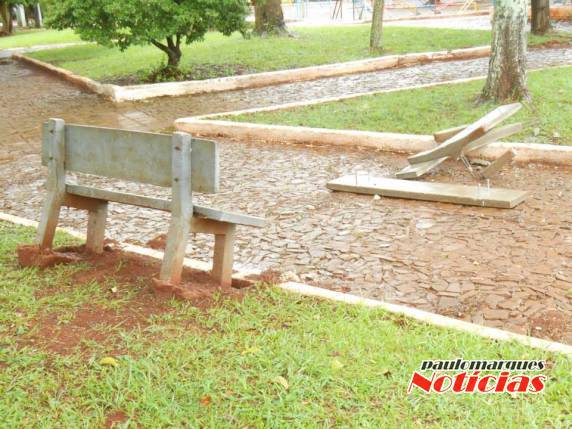 Vândalos promoveram destruição na praça João Saffi em Independência - foto 2