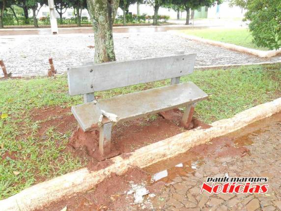 Vândalos promoveram destruição na praça João Saffi em Independência - foto 3