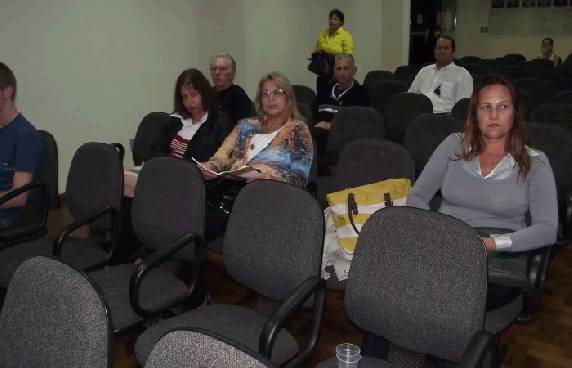 Sessão legislativa foi realizada 

nesta segunda-feira (17)