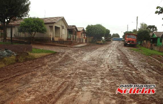 Caminhoneiros estão sem saída no bairro Guaíra e não conseguem retornar com carga - foto 3