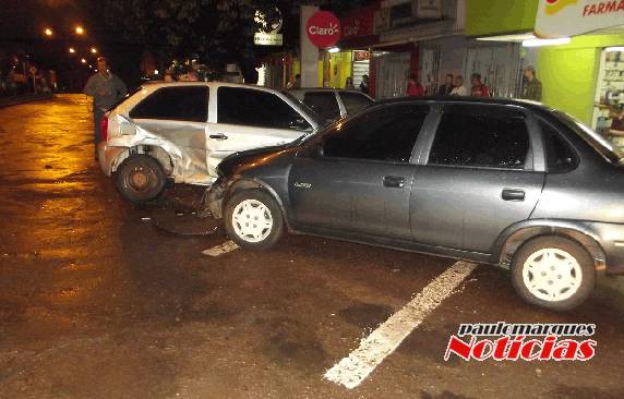 Motorista perde o controle e bate com
Corsa em outros três automóveis no centro de Três e Maio - foto 3