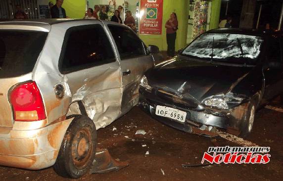 Motorista perde o controle e bate com
Corsa em outros três automóveis no centro de Três e Maio - foto 2