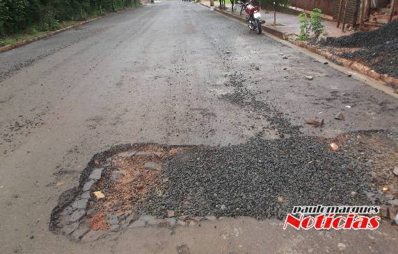 Falta de fiscalização em obras prejudica o
trânsito de veículos e circulação de pedestres em Três de Maio - foto 2