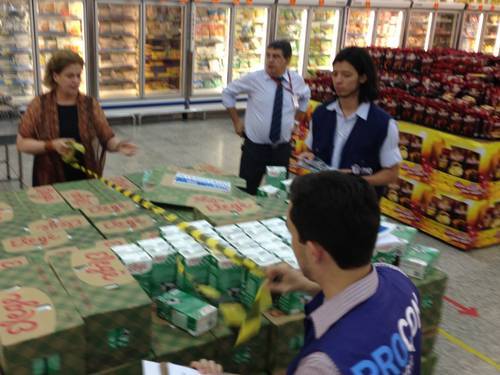 Fiscais do Procon Carioca interditam caixas do leite Elegê em supermercado do Centro do 

Rio sob a coordenação da secretária Solange Amaral
