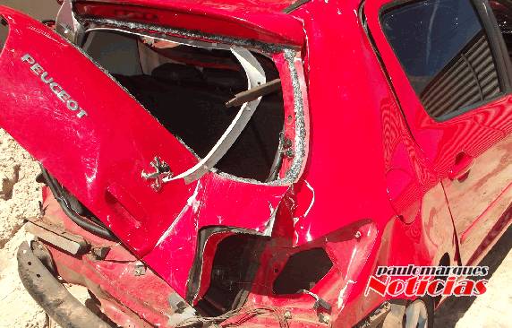 Peugeot fica destruído em saída de pista na BR 472 - foto 2