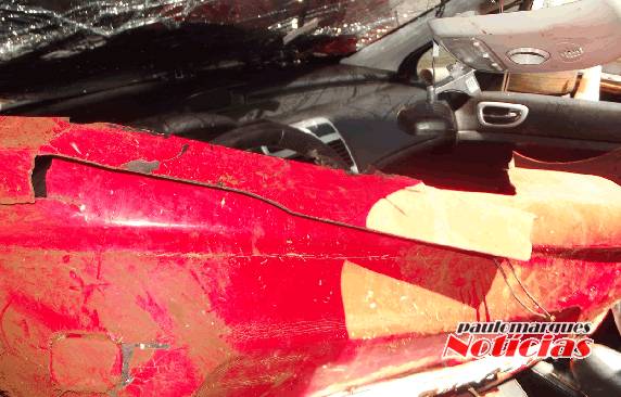 Peugeot fica destruído em saída de pista na BR 472 - foto 3