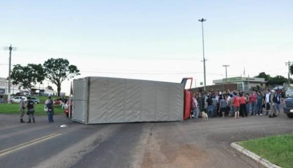 Colisão na BR-386 envolve caminhão e carro - foto 3