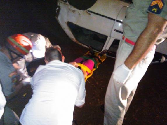 Jovem perde dentes em capotagem de veículo na estrada para Buriti, em Santo
Ângelo - foto 3