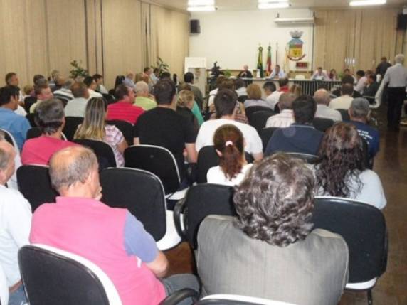 Vereadores votaram nova estrutura 

administrativa sob protestos de alguns militantes do PPS, PP e PDT