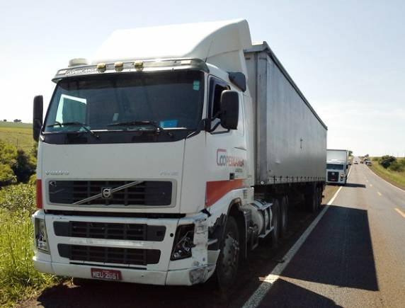 Veículo colide contra duas carretas na BR 285, em São Luiz Gonzaga - foto 2