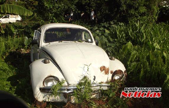 Fusca desgovernado desce a ladeira e vai parar dentro do pátio da torre da Rádio Colonial AM - foto 3