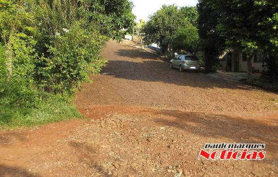 Fusca desgovernado desce a ladeira e vai parar dentro do pátio da torre da Rádio Colonial AM - foto 2