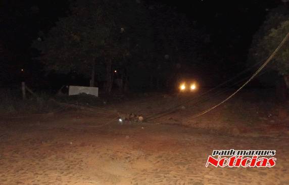 Caminhão enrosca em chicote da rede 

telefônica e postes caem no bairro Oriental - foto 2
