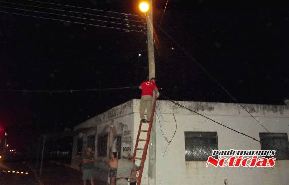 Caminhão enrosca em chicote da rede 

telefônica e postes caem no bairro Oriental - foto 3