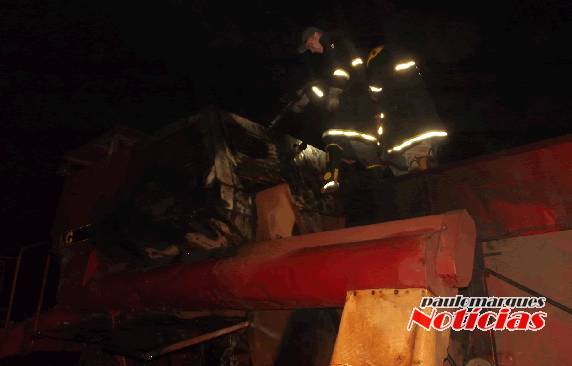 Colheitadeira incendeia
durante a colheita do soja no interior de Três de Maio - foto 2