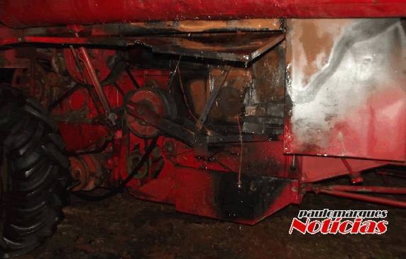 Colheitadeira incendeia
durante a colheita do soja no interior de Três de Maio - foto 3