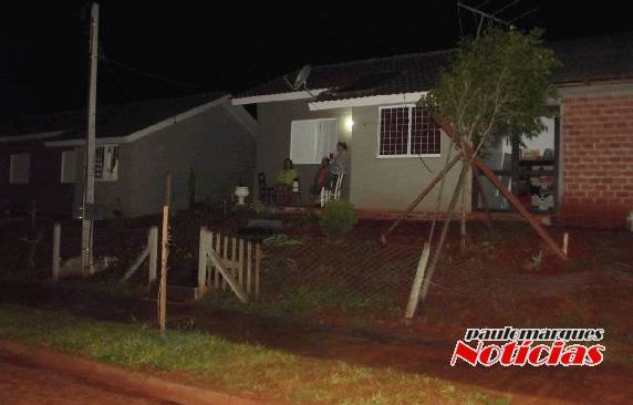 Veículo desgovernado bate e derruba a cerca de duas casas no Loteamento Santa Maria - foto 3